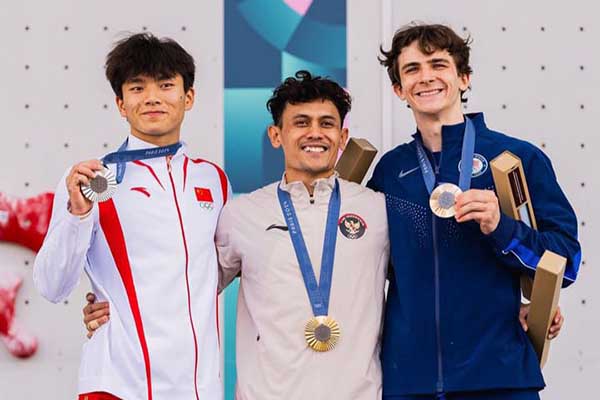 Veddriq Leonardo saat mempersembahkan emas pertama Indonesia. (ist) - Finish di Posisi 39, Ini Kilas Balik Perjalanan Indonesia di Olimpiade Paris 2024