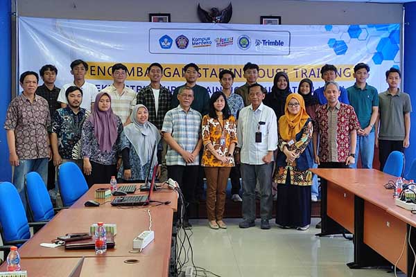 WD IV, Kajur Teknik Sipil bersama Kaprodi, peserta Laboran dan mahasiswa Pendidikan Teknik Bangunan UM. (rhd) - ATC Tekla Polinema Berikan Pelatihan Laboran dan Mahasiswa Teknik Bangunan UM
