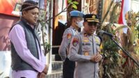 Wakapolres Batu didampingi Lurah Temas saat memberikan pengarahan sebelum melaksanakan kegiatan door to door. (ist) - Polres Batu Door To Door Dengarkan Curhatan Masyarakat Demi Pantau Sitkamtibmas
