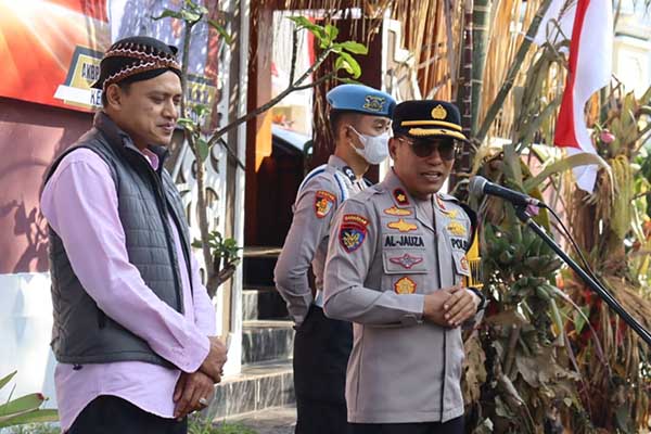 Wakapolres Batu didampingi Lurah Temas saat memberikan pengarahan sebelum melaksanakan kegiatan door to door. (ist) - Polres Batu Door To Door Dengarkan Curhatan Masyarakat Demi Pantau Sitkamtibmas