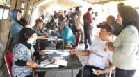 Antusias warga mengikuti pelayanan kesehatan gratis oleh Korem 083/Bdj di Lapangan Rampal. (penrem083) - Sambut HUT ke-79 TNI, Korem 083/Bdj Berikan Pelayanan Kesehatan Gratis di Rampal
