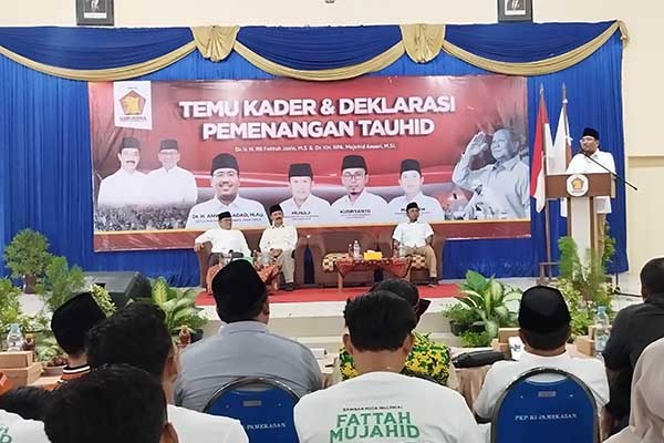 Anwar Saddad saat memberikan sambutan di temu kader Partai Gerindra dan deklarasi pemenangan pasangan calon Bupati Pamekasan. (SERU.co.id/udi) - Temu Kader Partai Gerindra dan Deklarasi Bakal Calon Bupati Pamekasan, Anwar Saddad: Kerja Keras Soliditas untuk Meraih Kemenangan