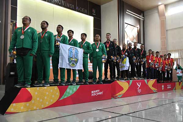 Atlet Jatim (berkostum hijau) penerima medali di hari terakhir penyelenggaraan PON XXI. (ist) - Pj Aries Bangga Atlet Kota Batu Sumbang 14 Medali untuk Kontingen PON XXI Jawa
