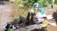Babinsa Blimbing bersama warga Jodipan kerja bakti bersihkan Kali Brantas. (ist) - Babinsa Blimbing Bersama Warga Jodipan Kerja Bakti Bersihkan Kali Brantas