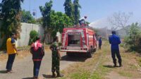 Babinsa Kedungkandang bantu pemadaman kebakaran meluas di Arjowinangun. (ist) - Babinsa Kedungkandang Bantu Pemadaman Kebakaran Meluas di Arjowinangun