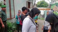 Babinsa Koramil 0833/03 Blimbing bersama Polri dan Dinkes sweeping imunisasi anak. (ist) - Babinsa Koramil 0833/03 Blimbing Bersama Polri dan Dinkes Sweeping Imunisasi Anak