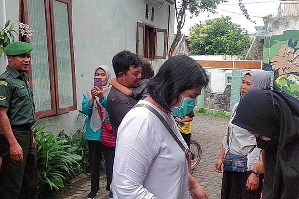 Babinsa Koramil 0833/03 Blimbing bersama Polri dan Dinkes sweeping imunisasi anak. (ist) - Babinsa Koramil 0833/03 Blimbing Bersama Polri dan Dinkes Sweeping Imunisasi Anak