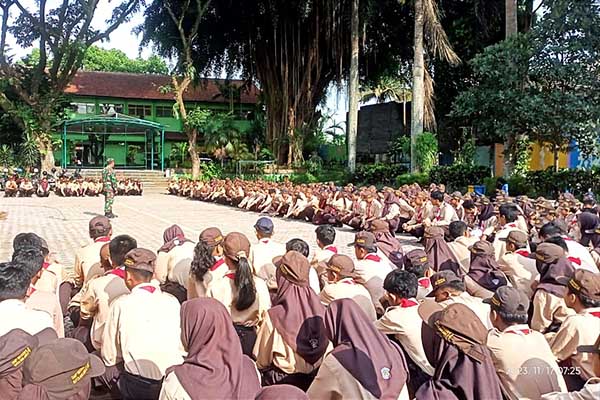 Babinsa Koramil Blimbing bekali karakter disiplin siswa SMPN 14 Pandanwangi. (ist) - Babinsa Koramil Blimbing Bekali Karakter Disiplin Siswa SMPN 14 Pandanwangi