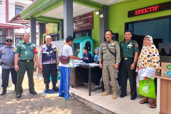 Babinsa Koramil Blimbing Dampingi Penyaluran Bantuan Pangan Warga Purwantoro