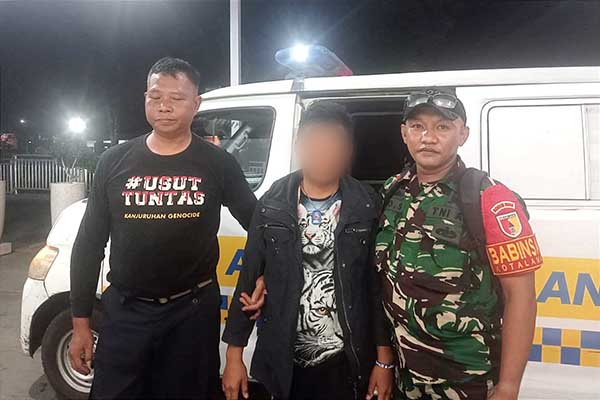 Babinsa Koramil Kedungkandang dampingi penjemputan pasien ODGJ Muharto. (ist) - Babinsa Koramil Kedungkandang Dampingi Penjemputan Pasien ODGJ Muharto