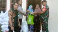 Babinsa Koramil Kedungkandang Dampingi Penyaluran Bantuan Pangan Warga Kotalama