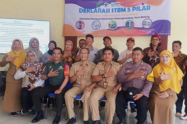 Babinsa Koramil Kedungkandang dukung lingkungan sehat melalui Deklarasi STBM. (ist) - Babinsa Koramil Kedungkandang Dukung Lingkungan Sehat melalui Deklarasi STBM