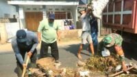 Babinsa Koramil Kedungkandang turut Gerakan Angkat Sampah dan Sedimen (GASS) di Kelurahan Wonokoyo. (ist) - Babinsa Koramil Kedungkandang Turut Gerakan Angkat Sampah dan Sedimen (GASS) di Kelurahan Wonokoyo