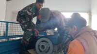 Babinsa Koramil Lowokwaru bantu pindahkan mesin pompa diesel Poktan Wulung Kencono. (ist) - Babinsa Koramil Lowokwaru Bantu Pindahkan Mesin Pompa Diesel Poktan Wulung Kencono