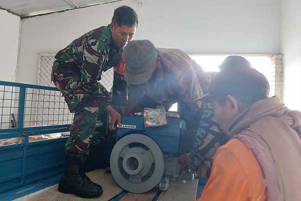 Babinsa Koramil Lowokwaru bantu pindahkan mesin pompa diesel Poktan Wulung Kencono. (ist) - Babinsa Koramil Lowokwaru Bantu Pindahkan Mesin Pompa Diesel Poktan Wulung Kencono
