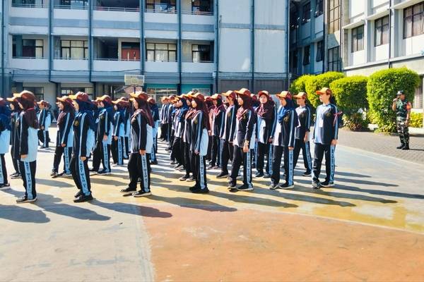 Babinsa Koramil Lowokwaru Latih PBB Siswa SMP Brawijaya Smart School