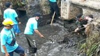 Babinsa Lowokwaru Bersama Mahasiswa UB Bersihkan Sungai dan Penghijauan di Tunggulwulung