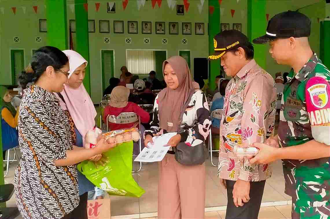 Babinsa Lowokwaru Dampingi Penyaluran Bantuan Pangan Peduli Stunting
