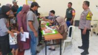 Babinsa Madyopuro Dampingi Penyaluran Bantuan Pangan Daging dan Telur Ayam
