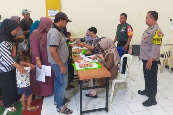 Babinsa Madyopuro Dampingi Penyaluran Bantuan Pangan Daging dan Telur Ayam