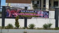 Banner yang terbentang di depan Kantor Kejaksaan Negeri Pamekasan. (SERU.co.id/udi) - Tersangka Koruptor BUMDes Laden Pamekasan Dikeluarkan, Sulaisi: Berapa Kejari Dibayar?