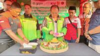 Bupati Jember, Hendy Siswanto saat mengenakan jaket Gojek. (Seru.co.id/amb) - Pakai Jaket Gojek, Bupati Jember Ikut Konvoi Peresmian Titik Jemput Ojol Stasiun