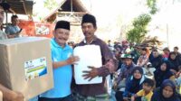 Bupati Situbondo saat menyerahkan bantuan pada warga terdampak kekeringan. (Seru.co.id/mam) - Bung Karna Beri Bantuan Jerigen pada Warga Terdampak Kekeringan