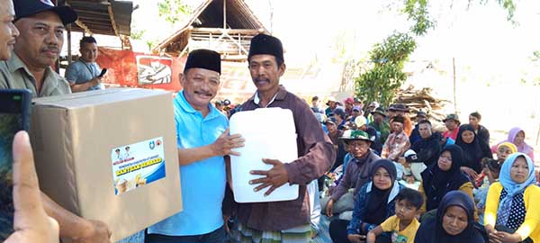 Bupati Situbondo saat menyerahkan bantuan pada warga terdampak kekeringan. (Seru.co.id/mam) - Bung Karna Beri Bantuan Jerigen pada Warga Terdampak Kekeringan