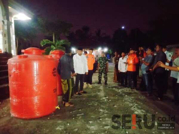 Atasi Kekeringan, Bupati Fauzi Terjun ke Daerah Rawan Kekeringan Serahkan Lima Tandon Air Bersih