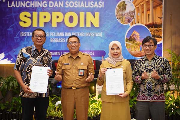 DPMPTSP menunjukkan berita acara peluncuran aplikasi berbasis web dengan nama SIPPOIN. (ist) - Launching Aplikasi SIPPOIN untuk Perkembangan Investasi di Kota Batu