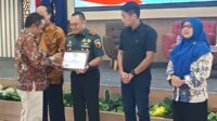 Dandim 0833 menerima cendera mata pemateri seminar pembinaan mental kebangsaan mahasiswa UM. (ist) - Dandim 0833 Tanamkan Bela Negara dalam Seminar Pembinaan Mental Kebangsaan Mahasiswa UM