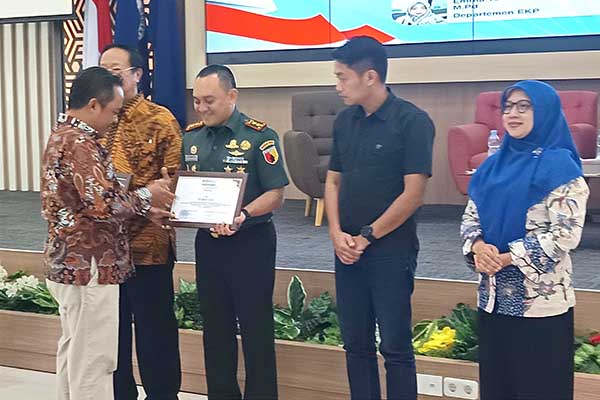 Dandim 0833 menerima cendera mata pemateri seminar pembinaan mental kebangsaan mahasiswa UM. (ist) - Dandim 0833 Tanamkan Bela Negara dalam Seminar Pembinaan Mental Kebangsaan Mahasiswa UM