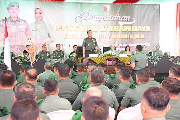 Danrem 083/Bdj dampingi kunker perdana Pangdam V/Brawijaya di Makodim 0825/Banyuwangi. (penrem083) - Danrem 083/Bdj Dampingi Kunker Perdana Pangdam V/Brawijaya di Makodim 0825/Banyuwangi