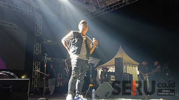 Nyanyikan 8 Lagu, Denny Caknan Goyang Ribuan Penonton di Jember