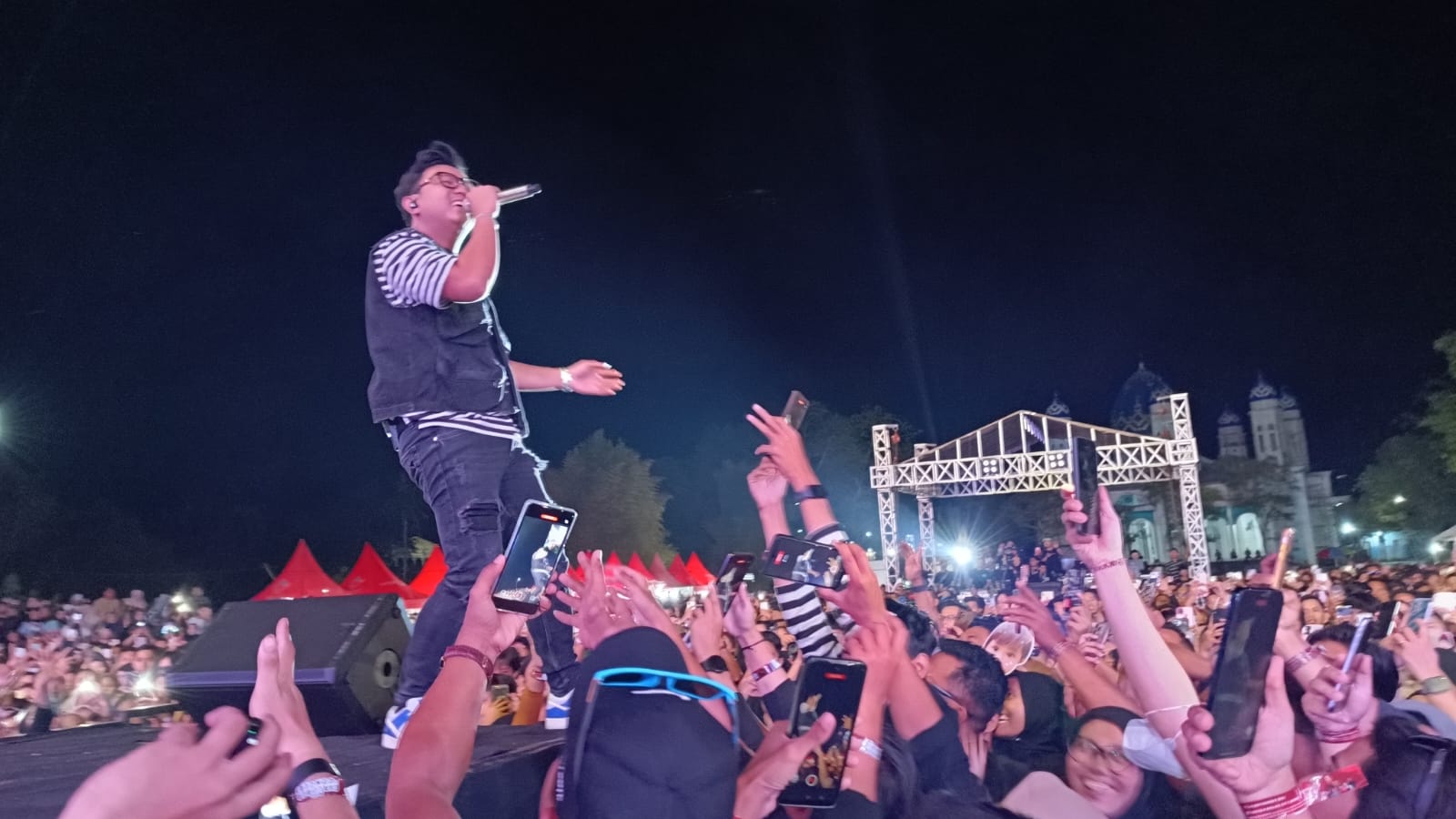 Nyanyikan 8 Lagu, Denny Caknan Goyang Ribuan Penonton di Jember
