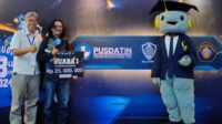 Dimas, Mahasiswa ITN Malang, saat menerima penghargaan dan hadiah dari Pusdatin Kemendikbudristek. (ist) - Mahasiswa ITN Malang Juara 1 Bug Bounty 2024 Kemendikbudristek