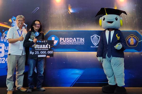 Dimas, Mahasiswa ITN Malang, saat menerima penghargaan dan hadiah dari Pusdatin Kemendikbudristek. (ist) - Mahasiswa ITN Malang Juara 1 Bug Bounty 2024 Kemendikbudristek