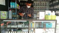 Djoni Musfota, pemilik AsBa Parfume di tokonya. (wul) - AsBa Parfume Utamakan Kualitas di Tengah Persaingan Penjual Parfum Isi Ulang