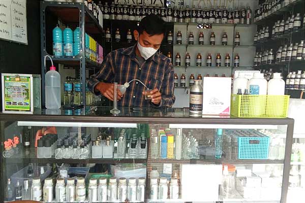 Djoni Musfota, pemilik AsBa Parfume di tokonya. (wul) - AsBa Parfume Utamakan Kualitas di Tengah Persaingan Penjual Parfum Isi Ulang