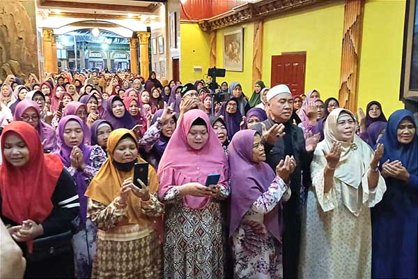 Emak-emak Majelis Cinta Umat memanjatkan doa untuk kemenangan Abah Anton kembali memimpin Kota Malang. (ist) - Tak Hanya Istighosah, Emak-emak Majelis Cinta Umat Dukung Abah Anton