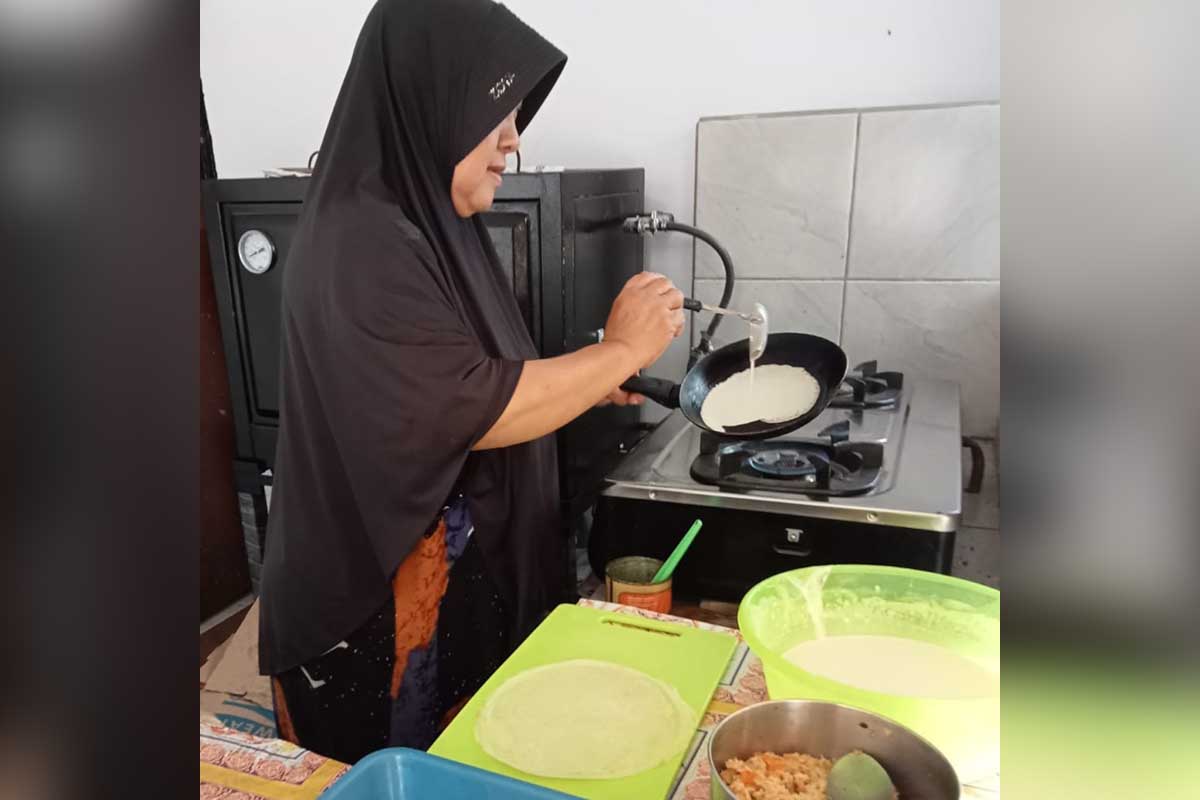 Fitri Ayu mengolah sayur segar menjadi stik sayur merk Fifi Snack. (ist) - Stik Sayur 'Fifi Snack' Camilan Sehat Disukai Anak Muda
