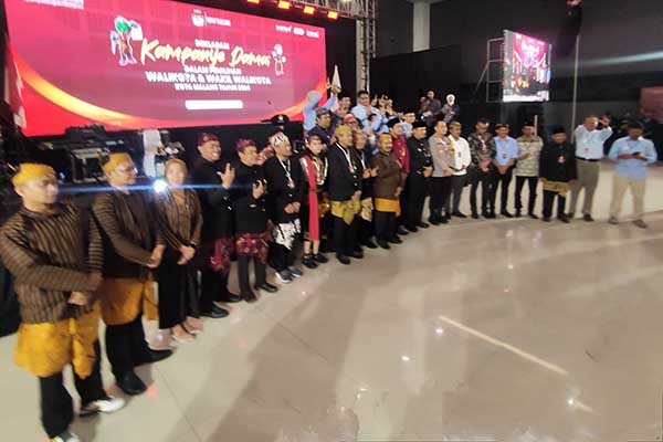 Foto bersama jajaran KPU, Bawaslu, Forkopimda, Paslon, Timses pendukung, dan lainnya. (rhd) - Deklarasi Kampanye Damai Jadi Komitmen Bersama Paslon dan Forkopimda Kota Malang