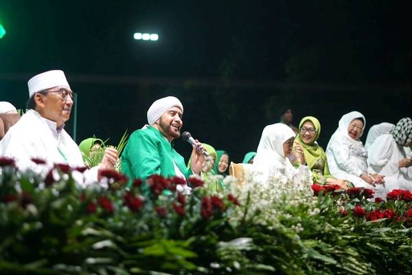 Muslimat NU Jombang Bersholawat, Ribuan Warga Tumplek Blek di Alun-Alun