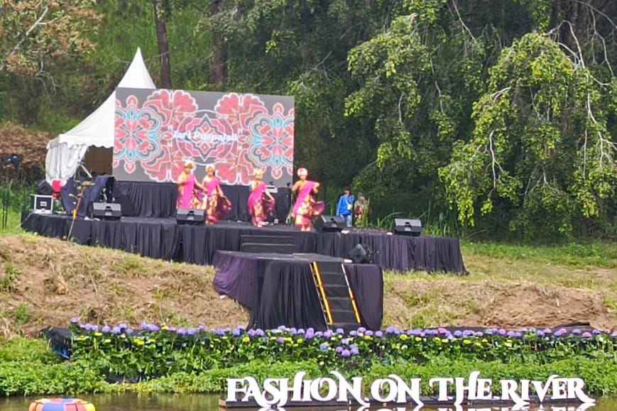 Serunya Fashion In The River Disparta Batu di Wana Wisata Coban Talun