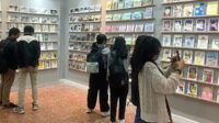 Hingga Jumat (13/9/2024), pameran seni ini telah menarik lebih dari 2.000 pengunjung dengan lebih dari 50 karya postcard terjual. (afi) - Soroti Keindahan dalam Hal Kecil, Art on Postcar(t)d Exhibition UB Tarik Ribuan Pengunjung