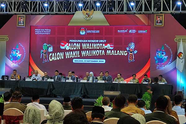 Jajaran KPU dan Forkopimda Kota Malang saat pengundian nomor urut Calon Wali Kota dan Calon Wakil Wali Kota Malang. (rhd) - KPU Kota Malang Tetapkan WALI nomor 1, HC-Ganis nomor 2, ABADI nomor 3