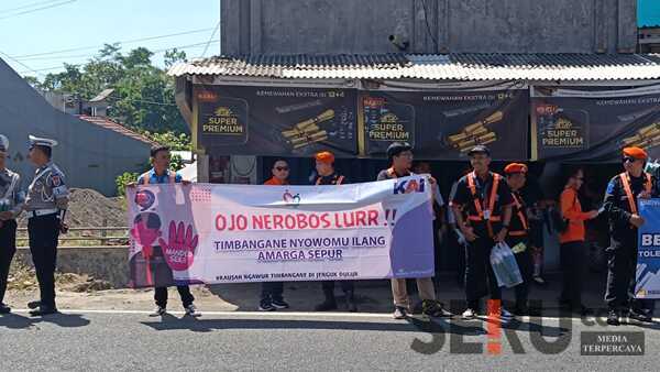 Kolaborasi KAI dan Satlantas Jember Sosialisasi Taat Lalu Lintas di Perlintasan Sebidang