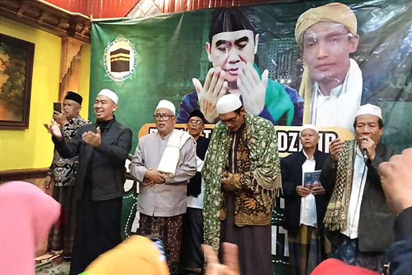 KH Abu Said dan ulama lainnya, mendoakan Kota Malang semakin barokah dipimpin oleh Abah Anton. (ist) - Tak Hanya Istighosah, Emak-emak Majelis Cinta Umat Dukung Abah Anton