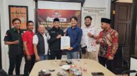 KPU Kabupaten Malang menyerahkan berkas pendaftaran SaLaf yang perlu diperbaiki. (ist) - Perlu Diperbaiki, KPU Kabupaten Malang Kembalikan Berkas Pendaftaran SaLaf