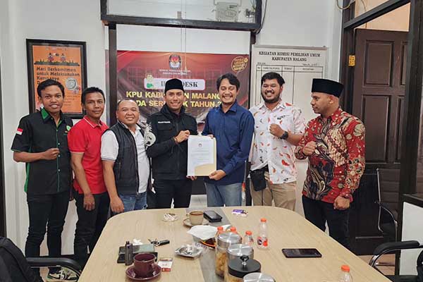 KPU Kabupaten Malang menyerahkan berkas pendaftaran SaLaf yang perlu diperbaiki. (ist) - Perlu Diperbaiki, KPU Kabupaten Malang Kembalikan Berkas Pendaftaran SaLaf
